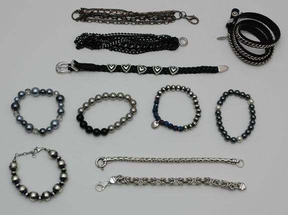 Neutral metallic bracelets