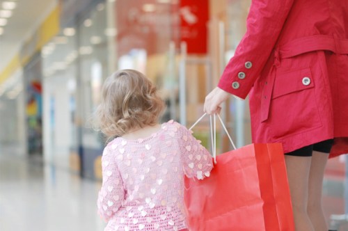 mom shopping for clothes with little girl
